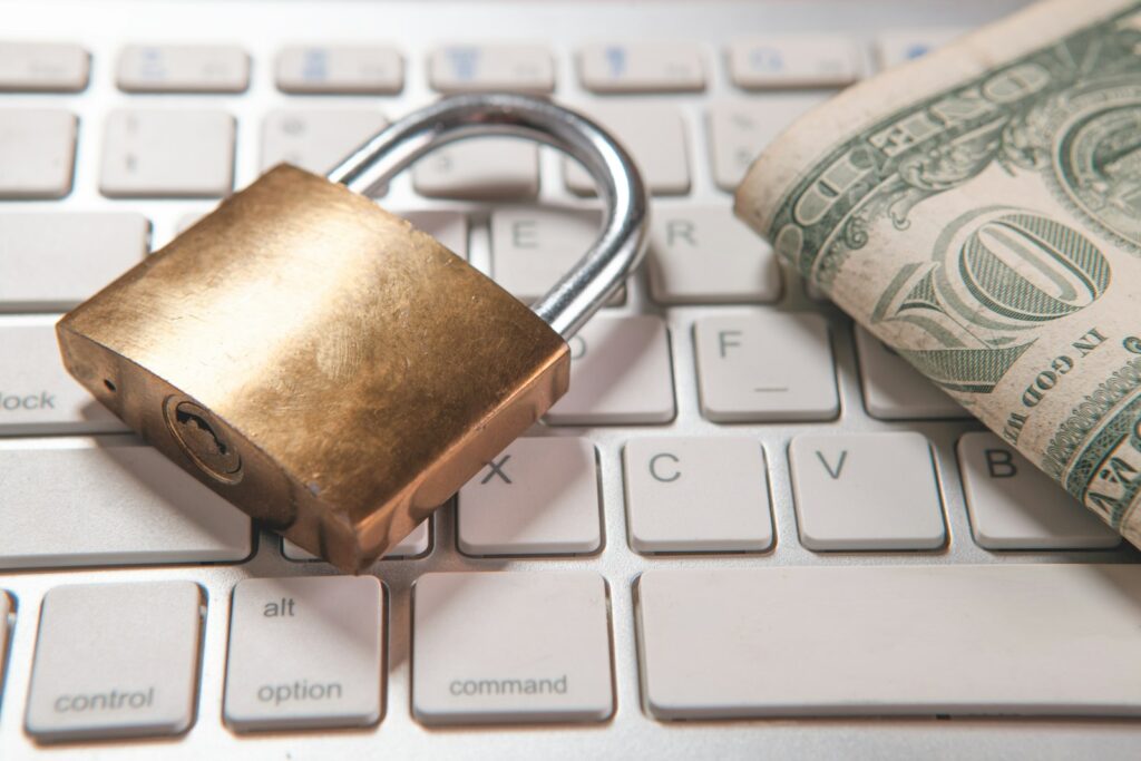 Backlinks kaufen: Vorhängeschloss und Geldscheine auf einer Computertastatur