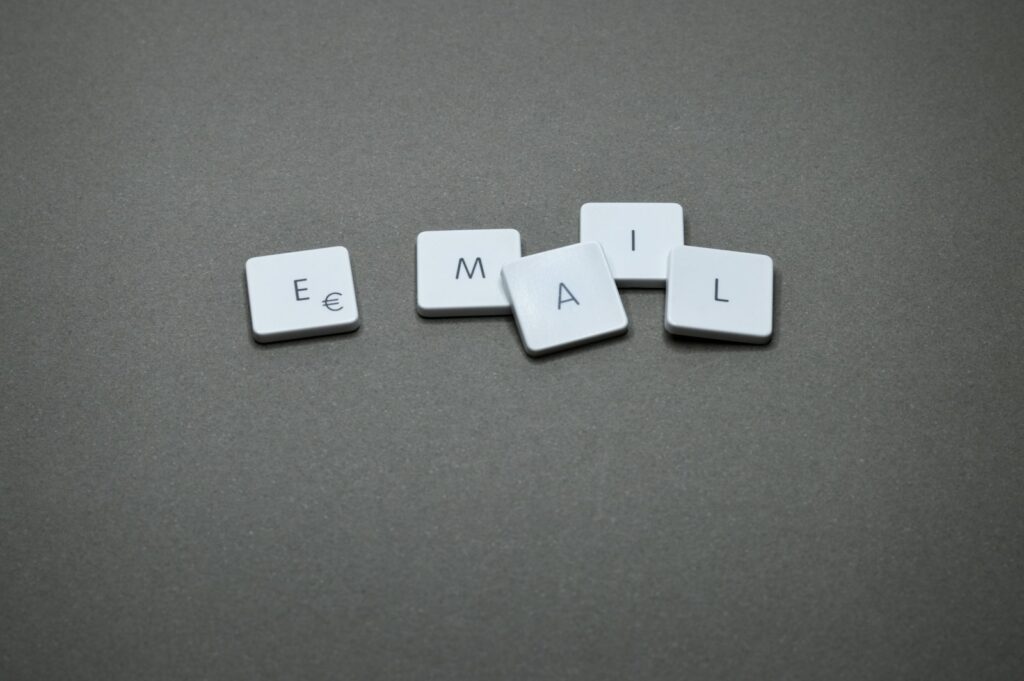 Outreach im Linkaufbau: Buchstabensteine bilden das Wort Email