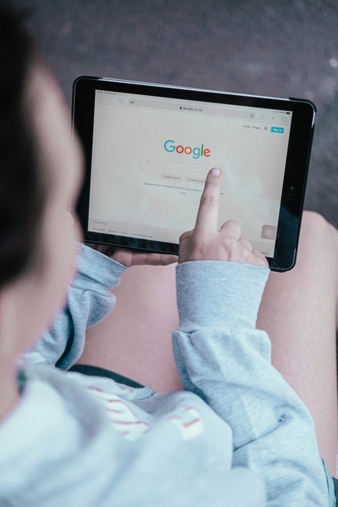 SEO vs. SEA auf dem Smartphone: Nutzer sucht mobil bei Google