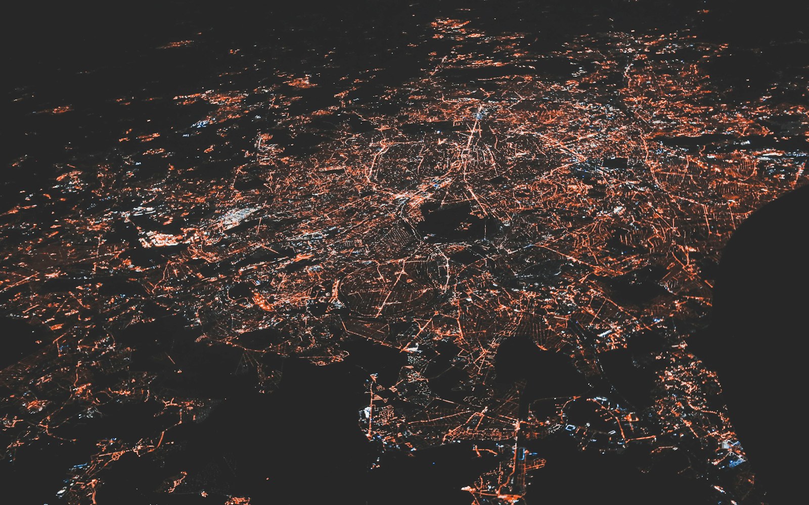 Linkaufbau: beleuchtete Stadt bei Nacht von oben als Sinnbild für vernetzte Websites