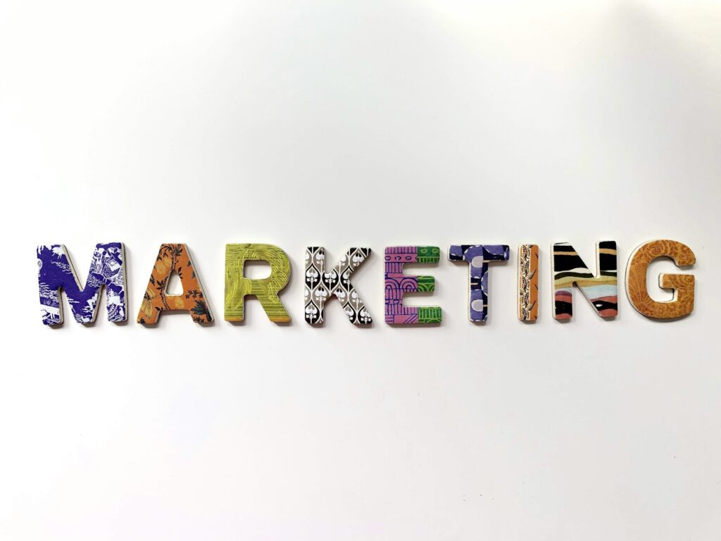 Conversion-Rate-Optimierung: bunte Buchstaben bilden das Wort Marketing