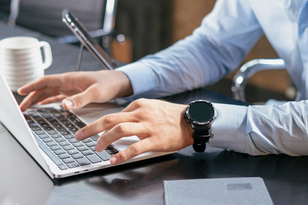 AI SEO in der Praxis: Person überarbeitet Inhalte am Laptop