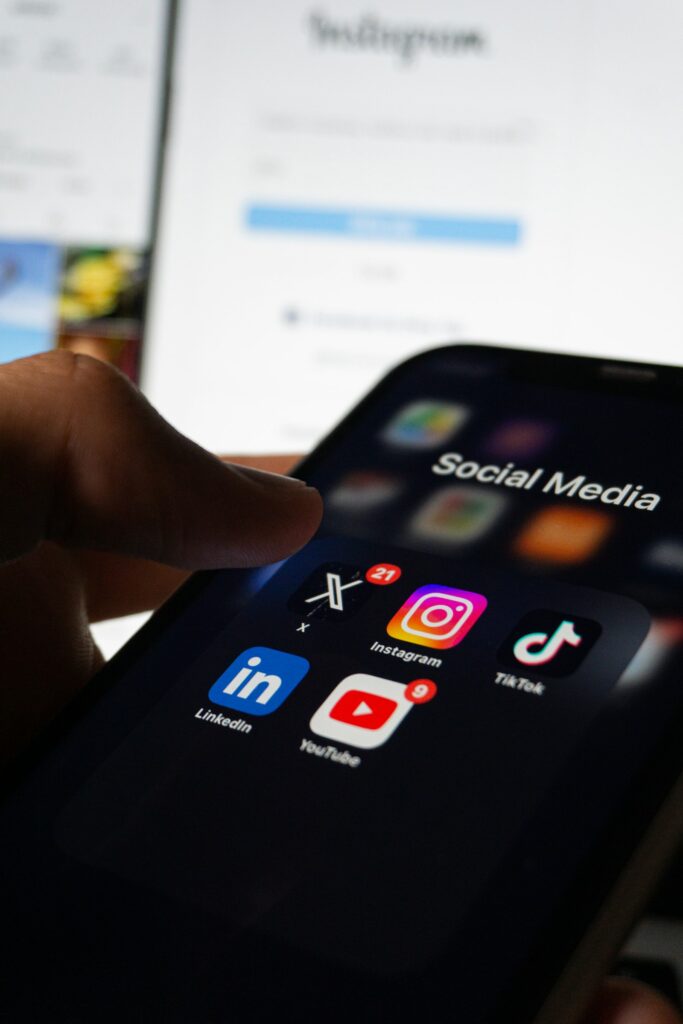 B2B Influencer Marketing: Smartphone mit geöffnetem Social-Media-Feed