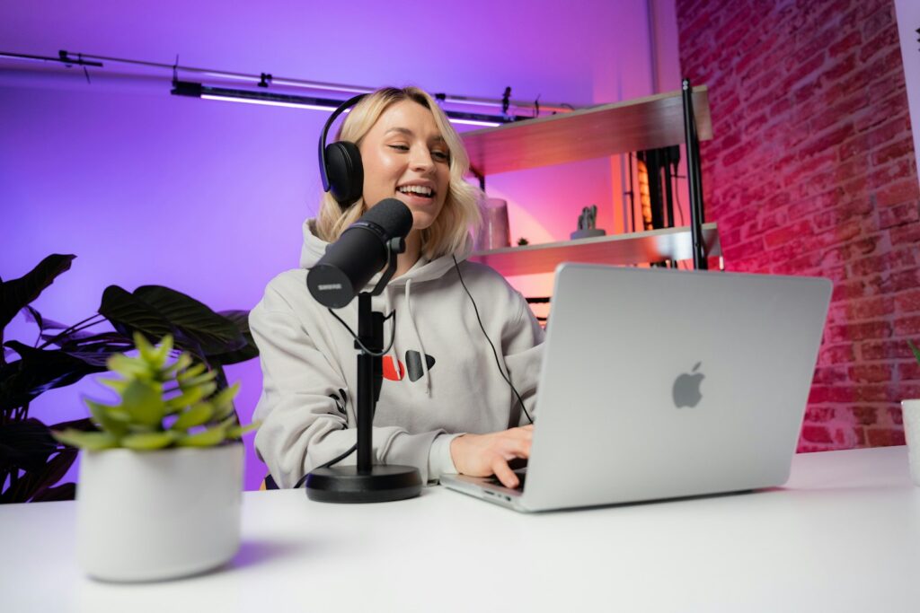 B2B Influencer Marketing messen: Frau wertet am Laptop Kampagnendaten aus
