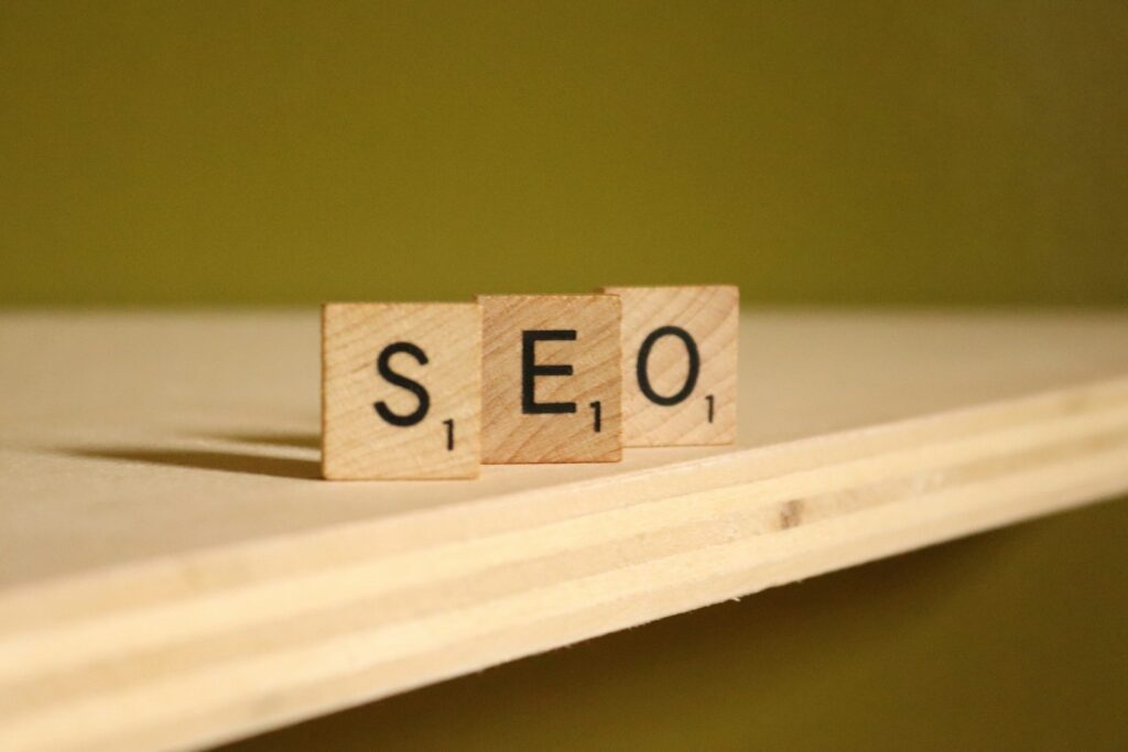 Was ist SEO: Holzwürfel mit dem Schriftzug SEO als Symbol für Suchmaschinenoptimierung