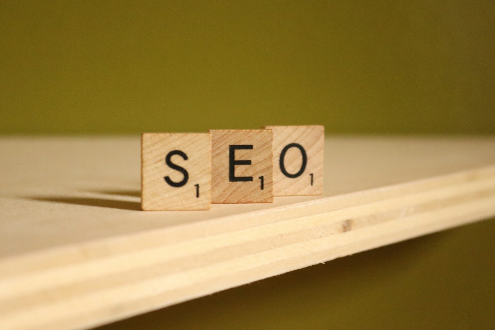 Was ist SEO: Holzwürfel mit dem Schriftzug SEO als Symbol für Suchmaschinenoptimierung
