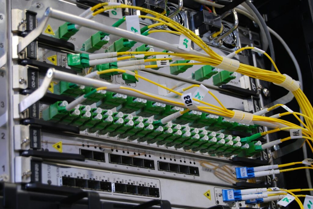 Linkbuilding: Glasfaserkabel in einem Netzwerk-Switch als Sinnbild für verlinkte Websites
