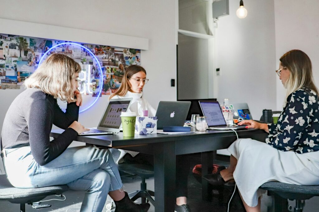 Digital Marketing Specialist im Team bei der Kampagnenplanung am Laptop