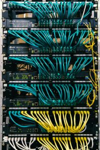 Entity SEO: Serverschrank mit Kabeln als Symbol für vernetzte Daten