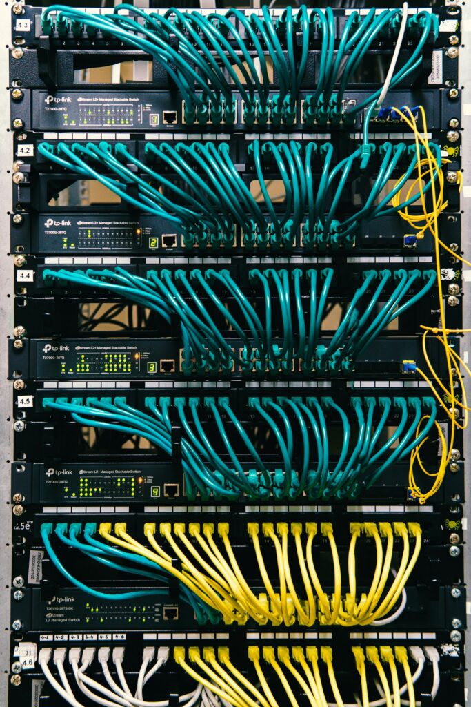 Entity SEO: Serverschrank mit Kabeln als Symbol für vernetzte Daten