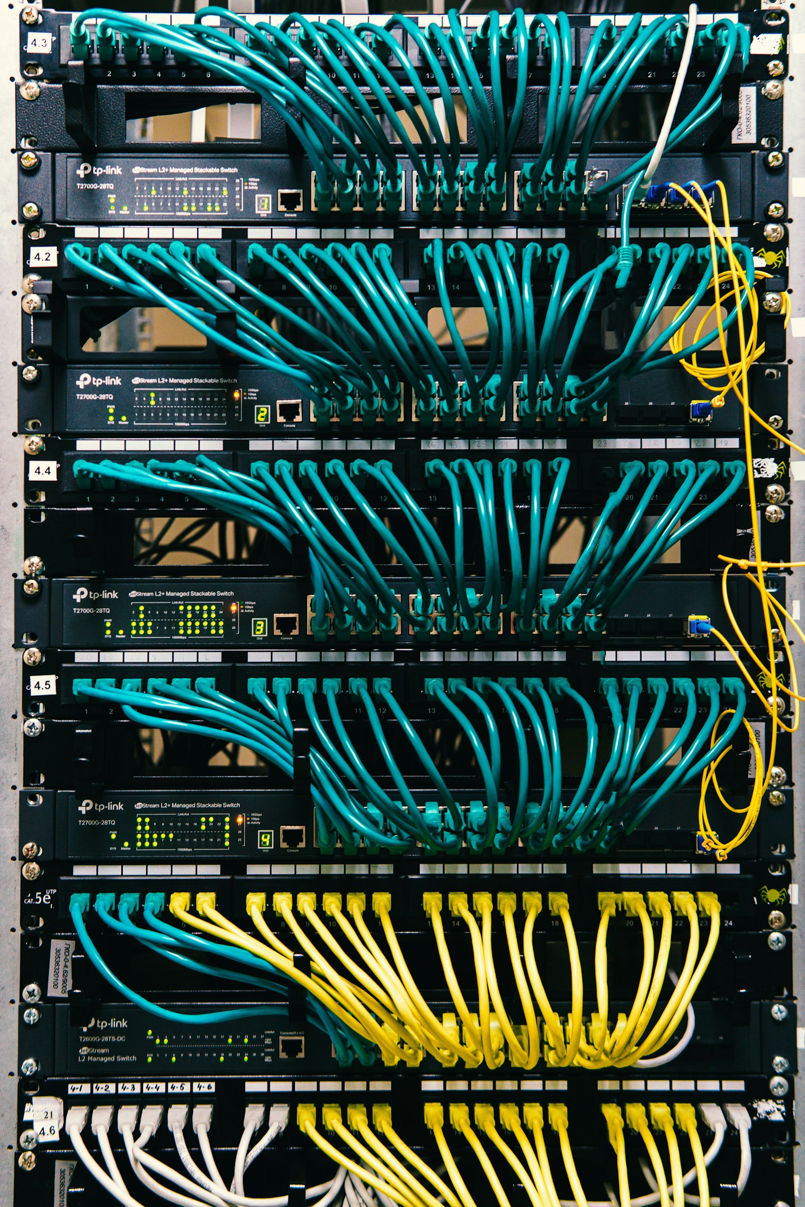 Entity SEO: Serverschrank mit Kabeln als Symbol für vernetzte Daten
