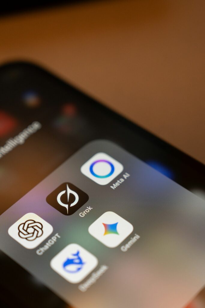 Gemini SEO: Smartphone mit App-Symbolen verschiedener KI-Assistenten, darunter Gemini