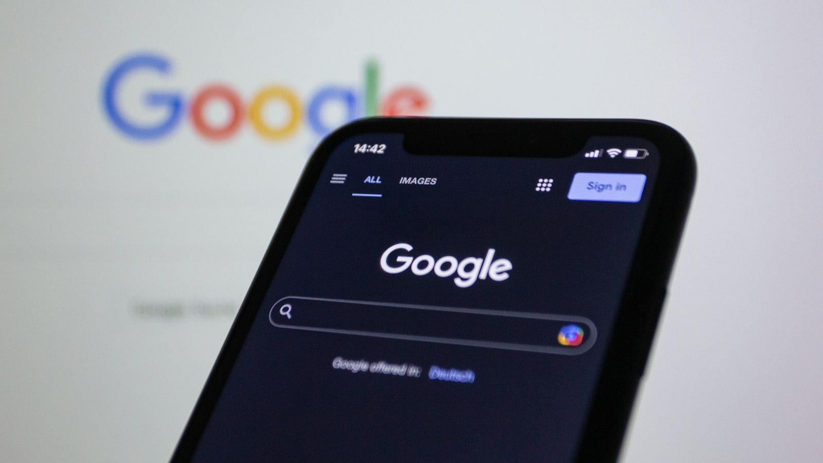 Google KI-Modus: Smartphone vor dem Google-Logo