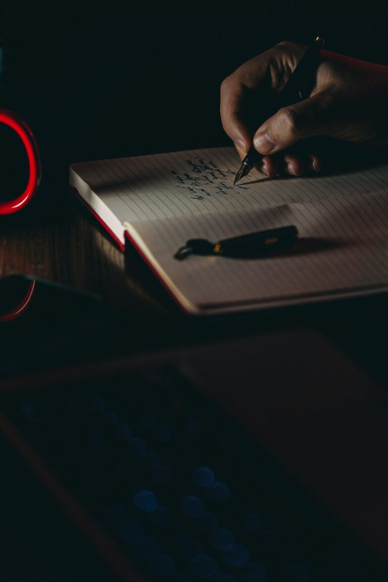 Überschriften für SEO: Person schreibt eine Gliederung auf weißes Papier