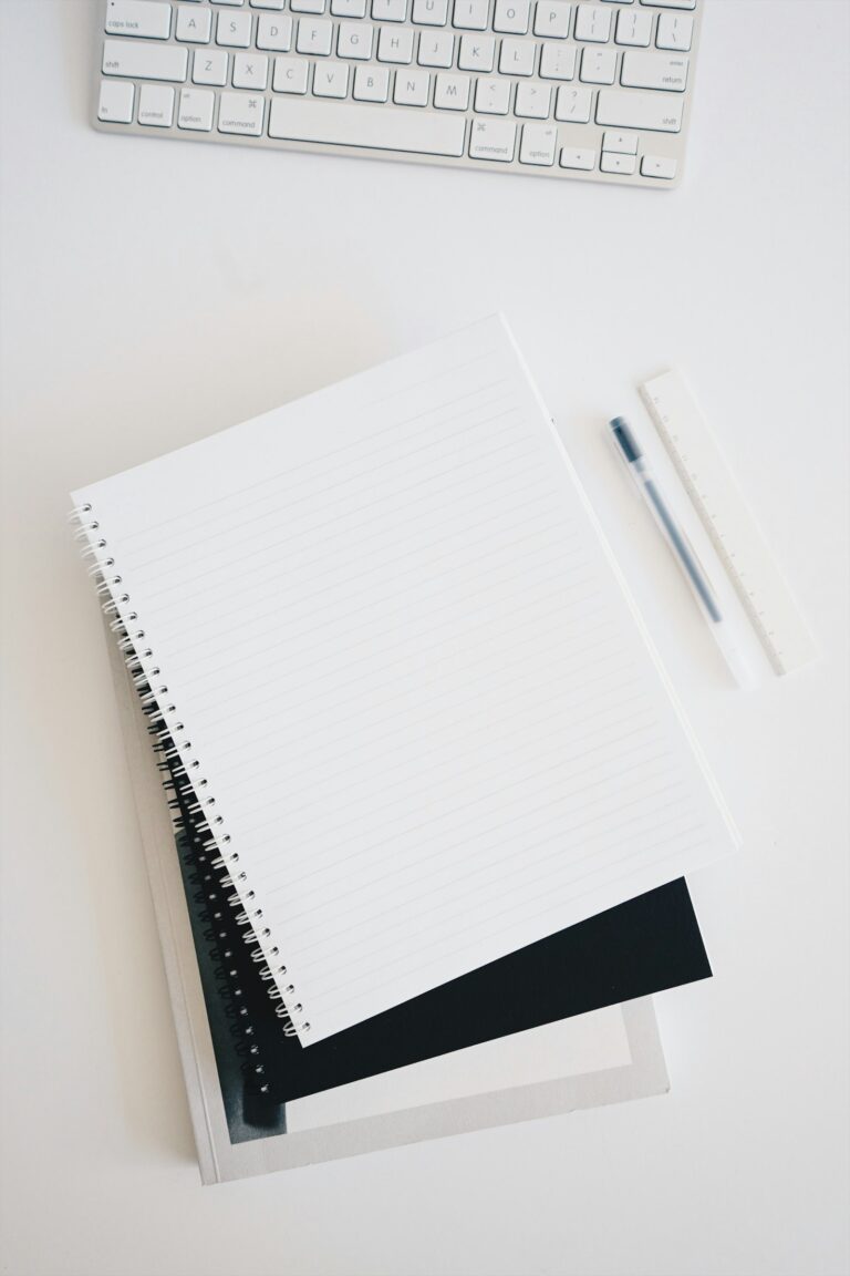 SEO-Content planen: Notizbuch mit Stift neben einer Tastatur