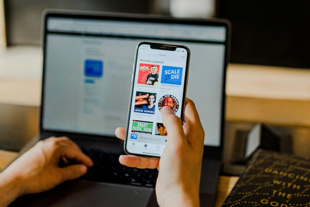 Keywords in der KI-Suche recherchieren: Person arbeitet parallel mit Smartphone und Laptop