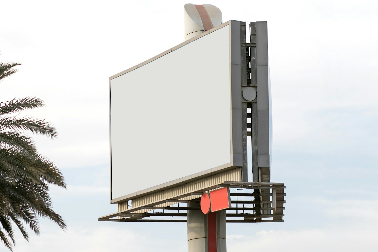 Google Ads KI: Leere Plakatwand als Symbol für Werbeflächen im digitalen Marketing