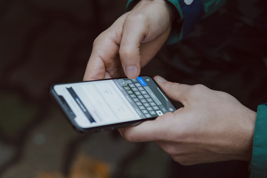 KI-Suche auf dem Smartphone: Person tippt eine Frage ein