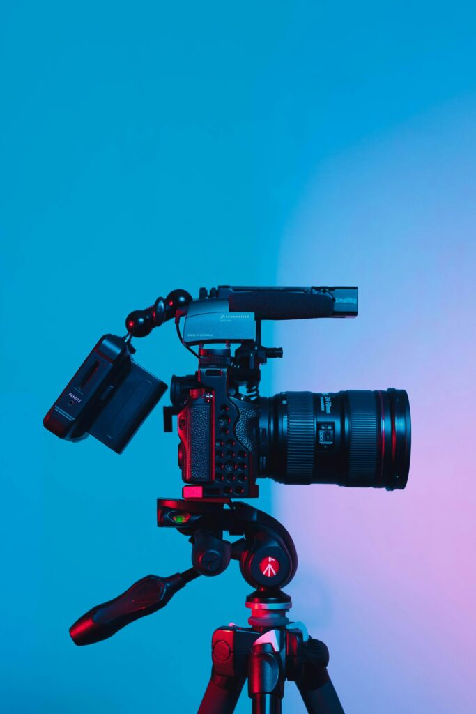 YouTube SEO: Kamera mit Zoomobjektiv und Mikrofon auf einem Stativ