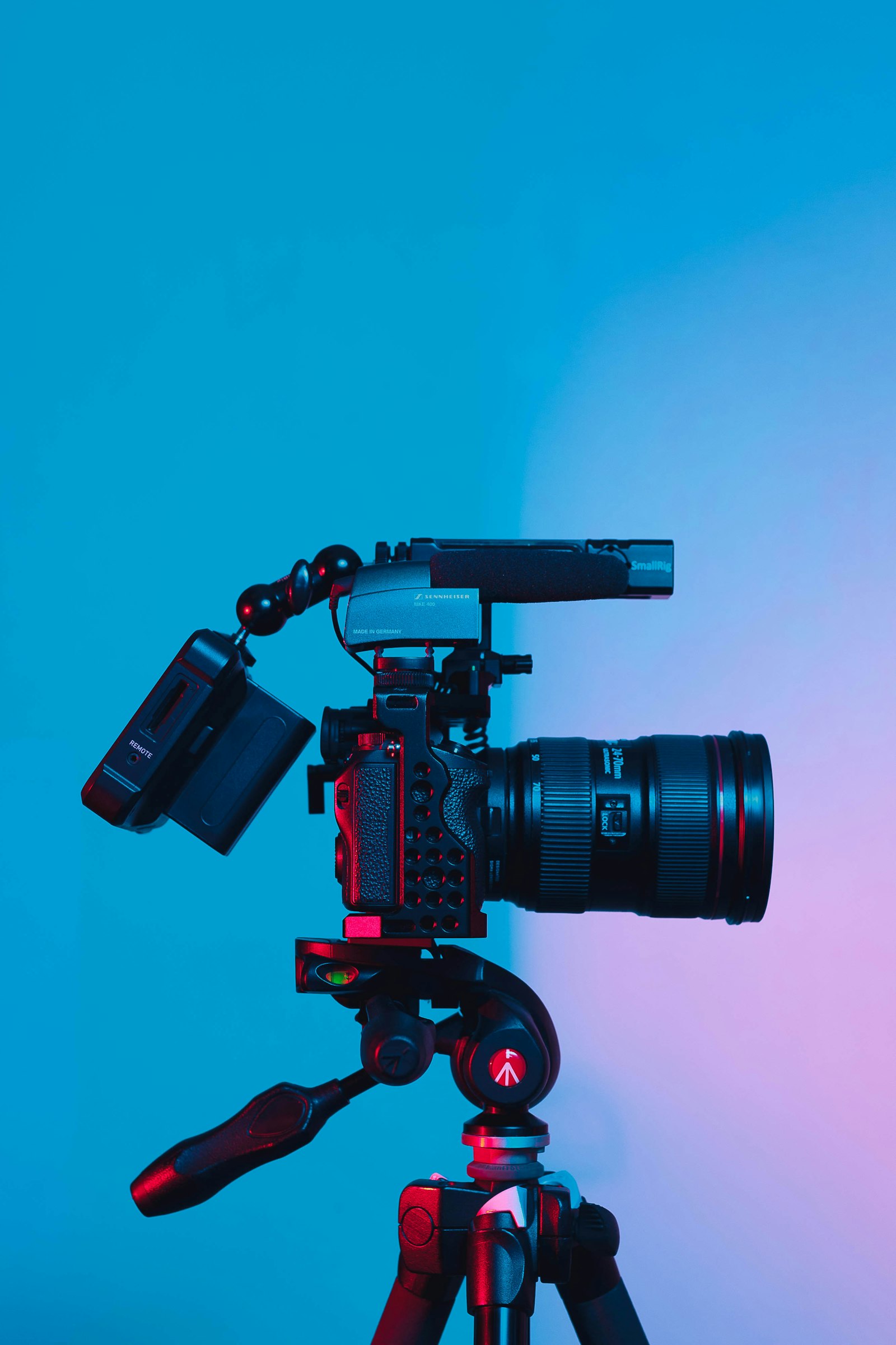 YouTube SEO: Kamera mit Zoomobjektiv und Mikrofon auf einem Stativ