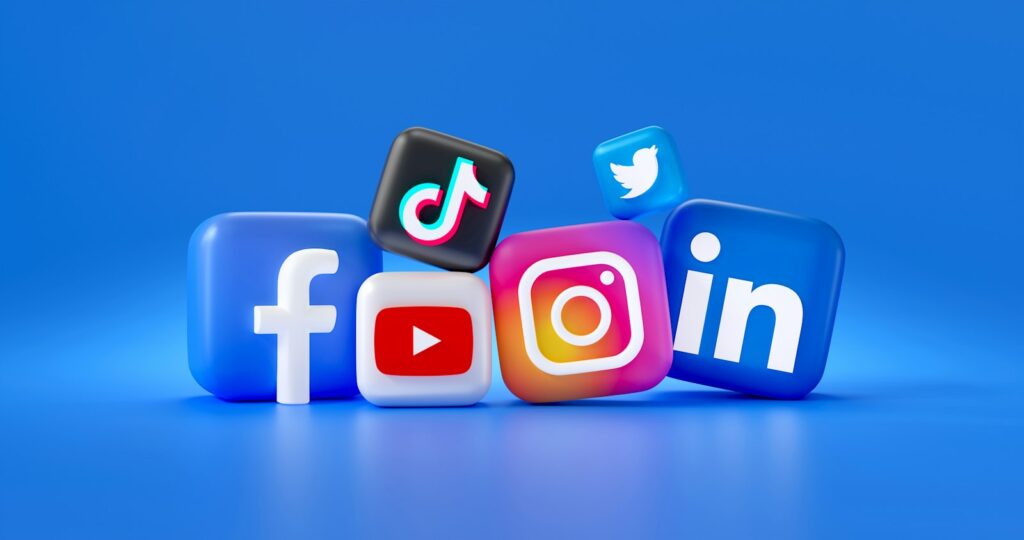Logos verschiedener Plattformen als Kostenfaktor bei den Social Media Marketing Kosten