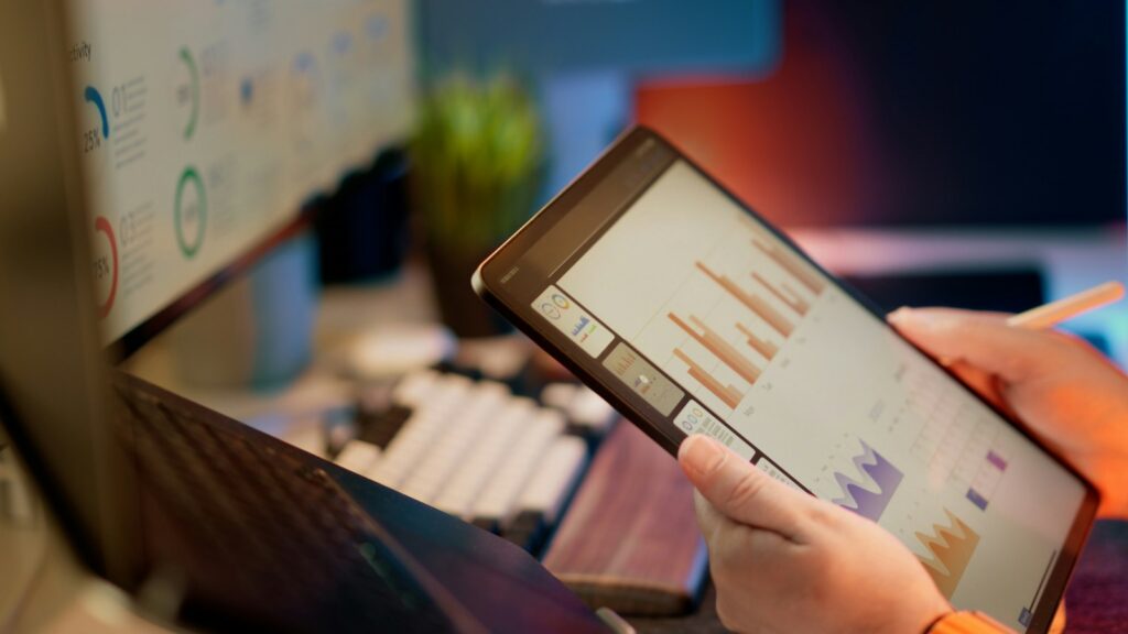 Marketing-Dashboard auswerten: Person analysiert Daten auf einem Tablet