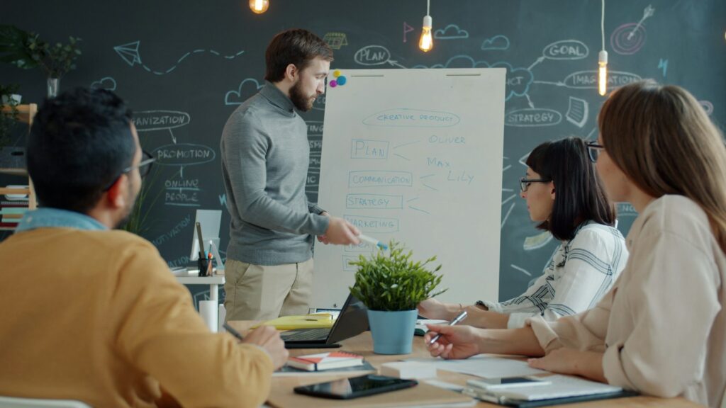 Marketing-Dashboard planen: Team diskutiert am Whiteboard in einem modernen Büro