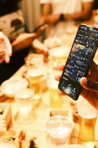 Multi-Location-Marketing: Smartphone mit Karten-App für die Standortsuche