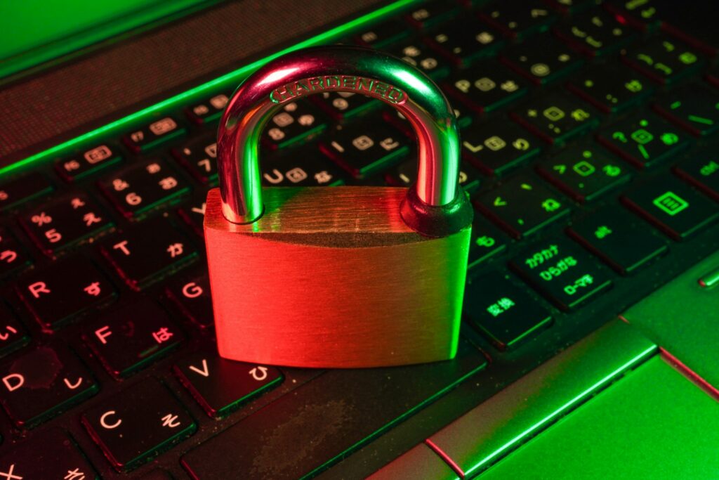 MCP für SEO absichern: rotes Vorhängeschloss auf einer Tastatur