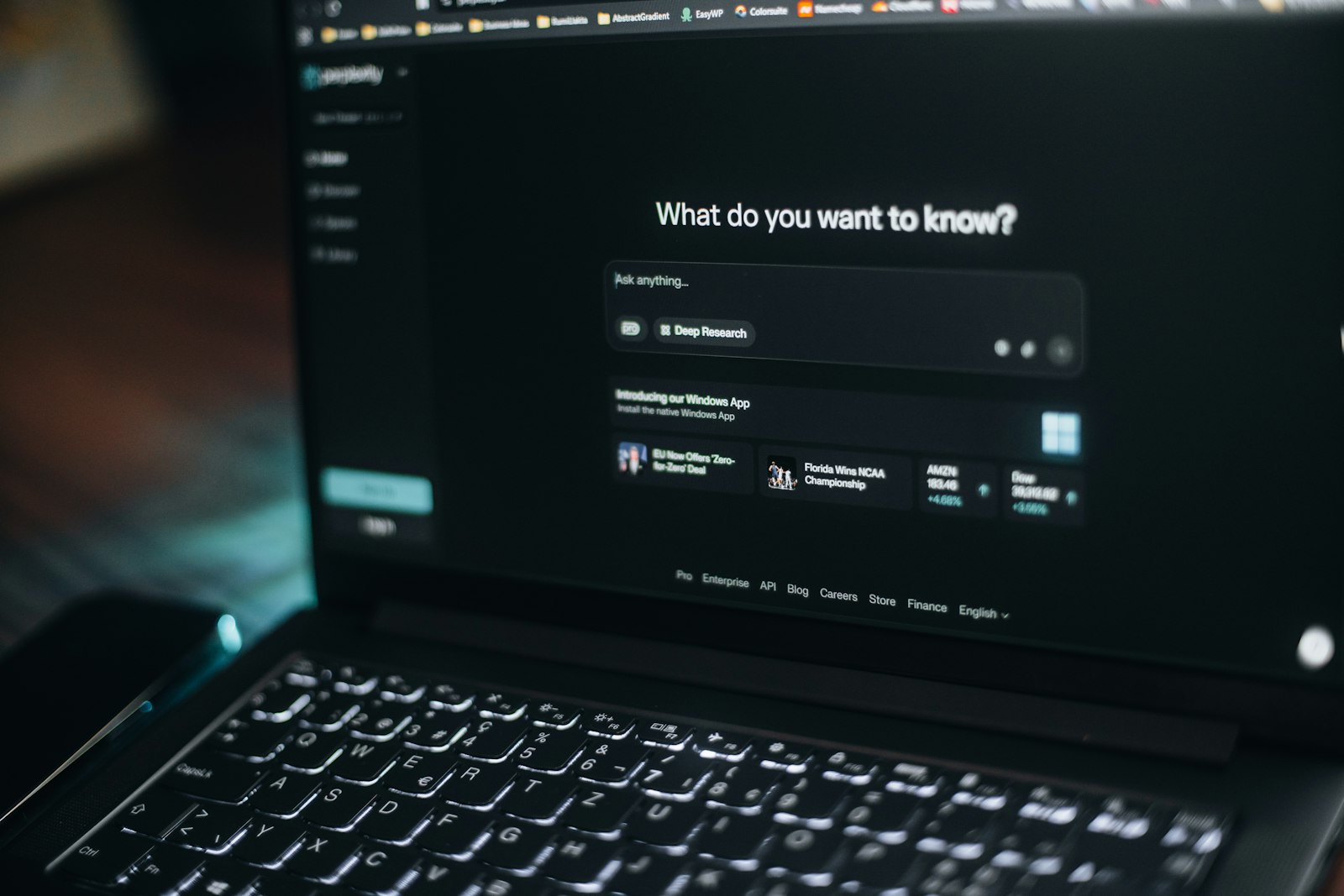 MCP für SEO: Laptop-Bildschirm mit einer Suchleiste