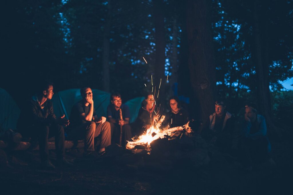 Menschen am Lagerfeuer als Ursprung von Storytelling Marketing