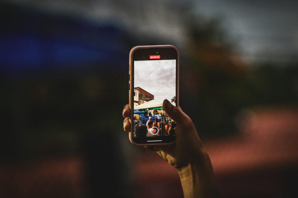 Multimodale Suche als Thema für AI SEO: Person fotografiert mit dem Smartphone