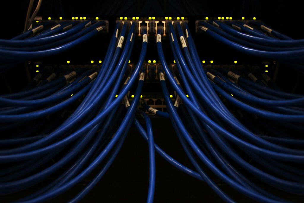 Nofollow und Linkprofil: miteinander verbundene blaue Netzwerkkabel