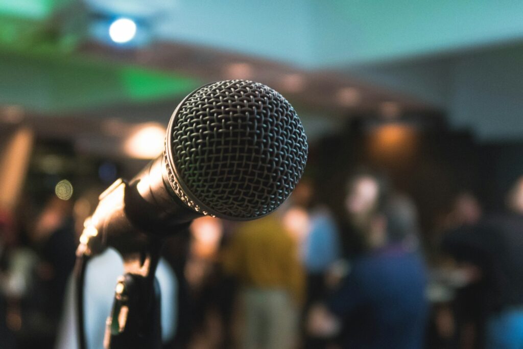 PR-Agentur bereitet Medienarbeit vor: Mikrofon bei einer Pressekonferenz