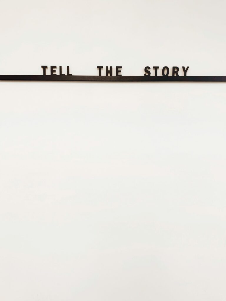 Schild mit der Aufschrift tell the story als Sinnbild für Storytelling Marketing