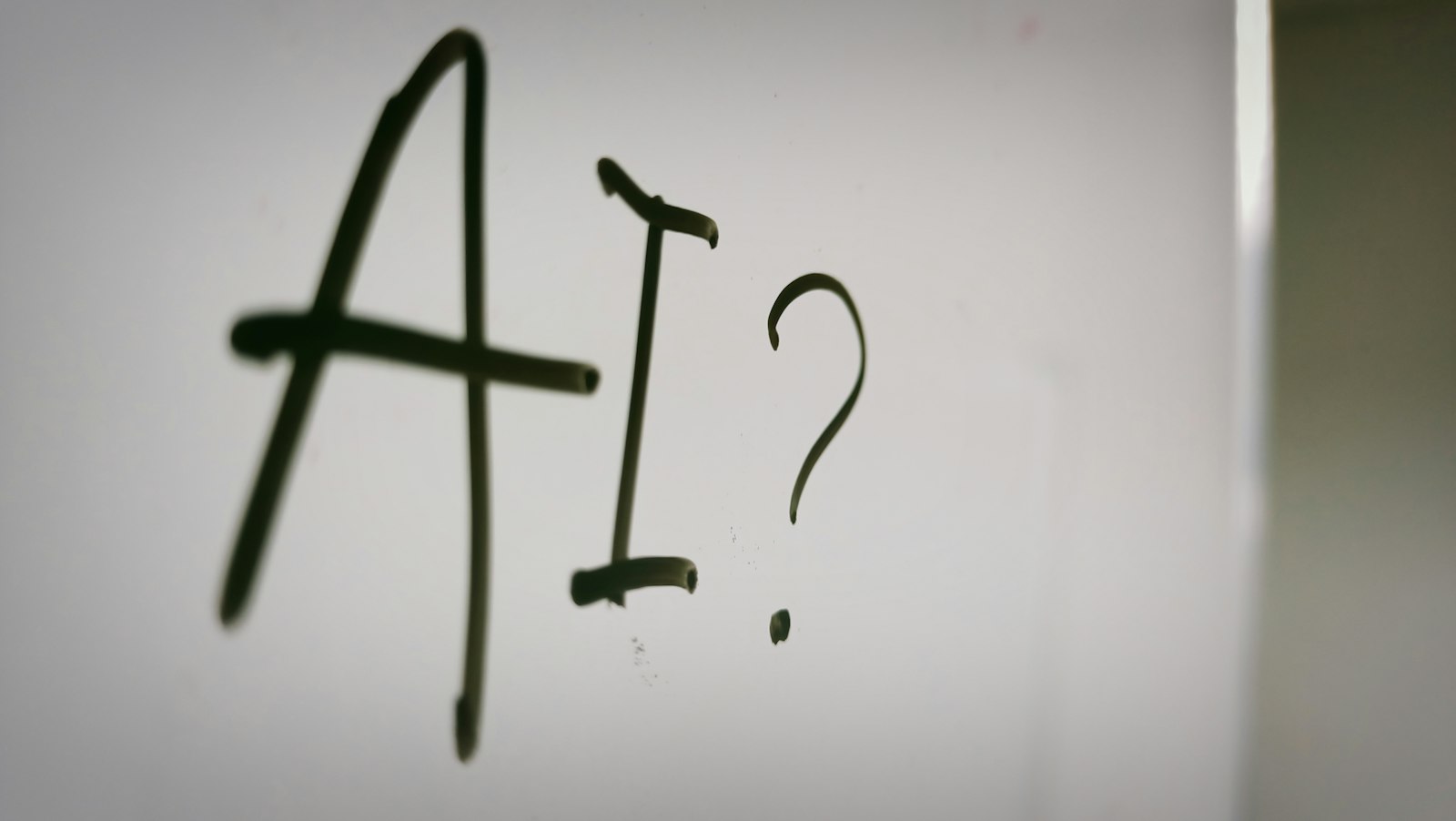 Keywords in der KI-Suche: Whiteboard mit den Buchstaben AI und einem Fragezeichen