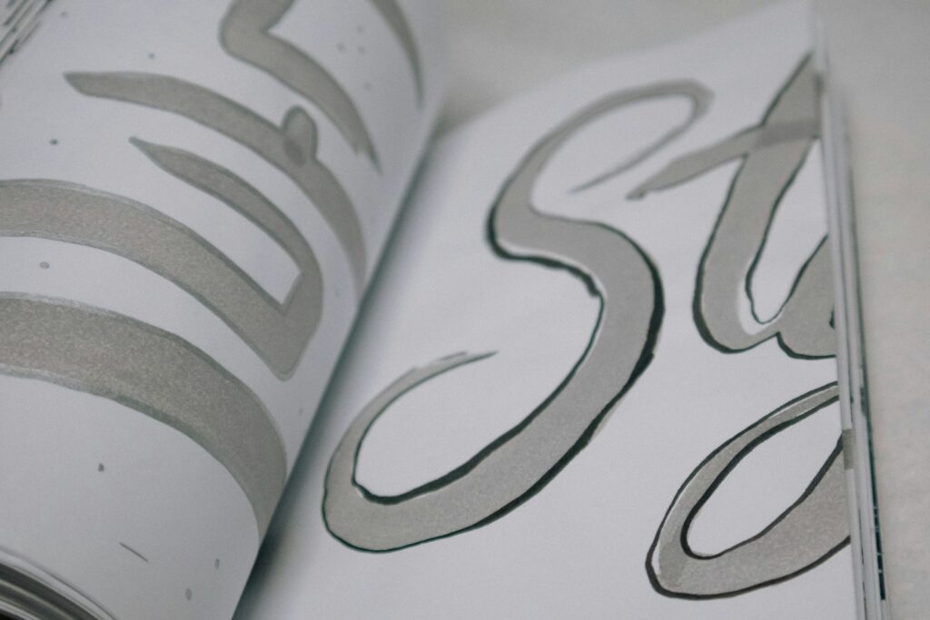 Überschriften für SEO prüfen: Nahaufnahme eines aufgeschlagenen Buchs mit Textgliederung