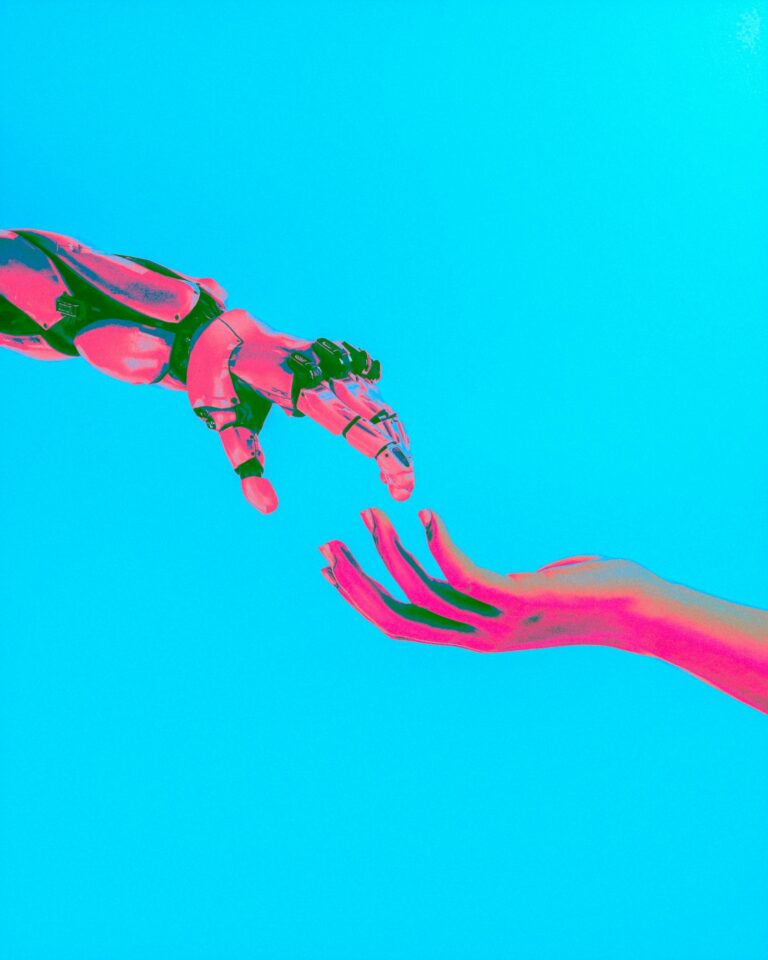 KI-SEO-Tools: Roboterhand und menschliche Hand greifen nacheinander