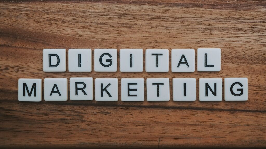 Digital Marketing Specialist: Schriftzug Digital Marketing auf Holz