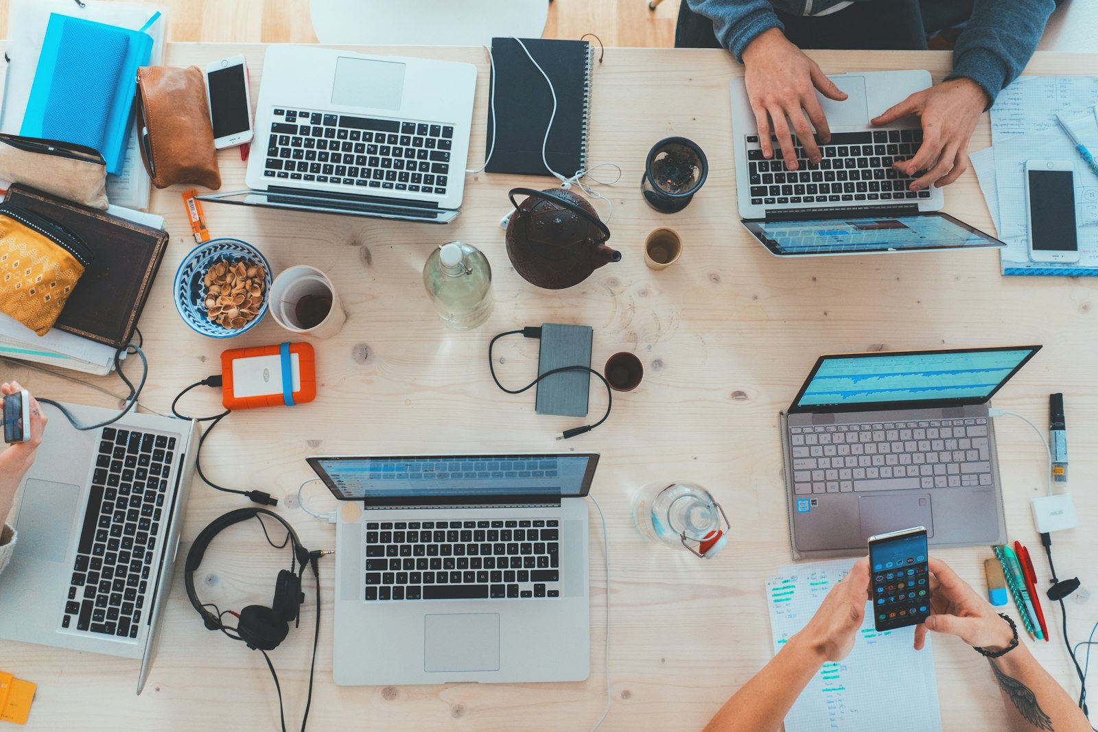 Google Ads Budget: Team bespricht Kampagnen an einem Tisch mit Laptops