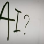 Claude vs. ChatGPT: AI und Fragezeichen auf einem Whiteboard