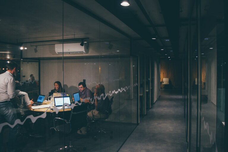 Marketing Funnel: Team bespricht die Strategie in einem Meeting