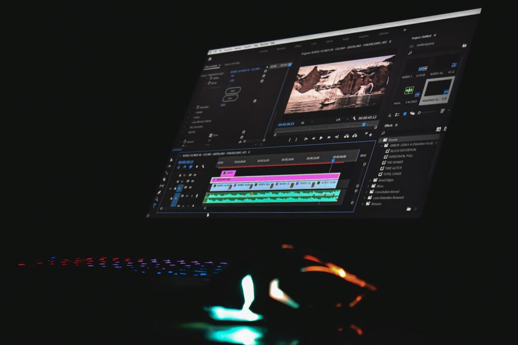YouTube SEO in der Nachbearbeitung: Videoschnitt-Software mit Zeitleiste auf einem Monitor