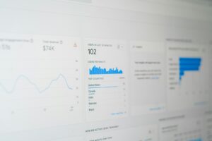 Backlinks analysieren: Bildschirm mit Daten und Diagrammen