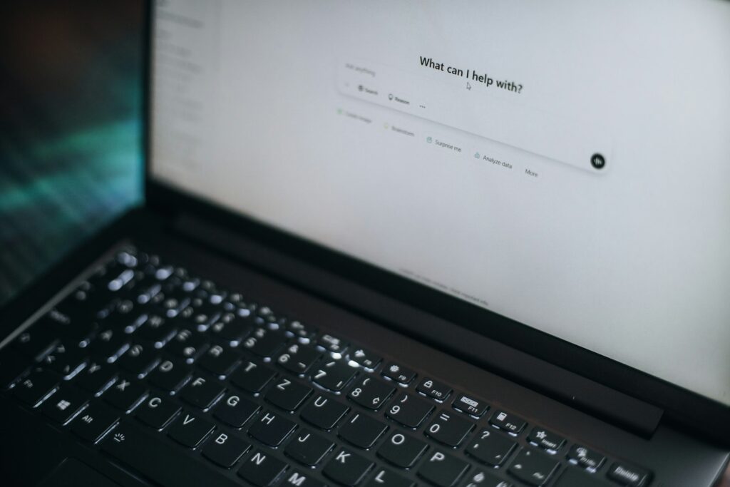 ChatGPT SEO: Laptop mit der ChatGPT-Startseite