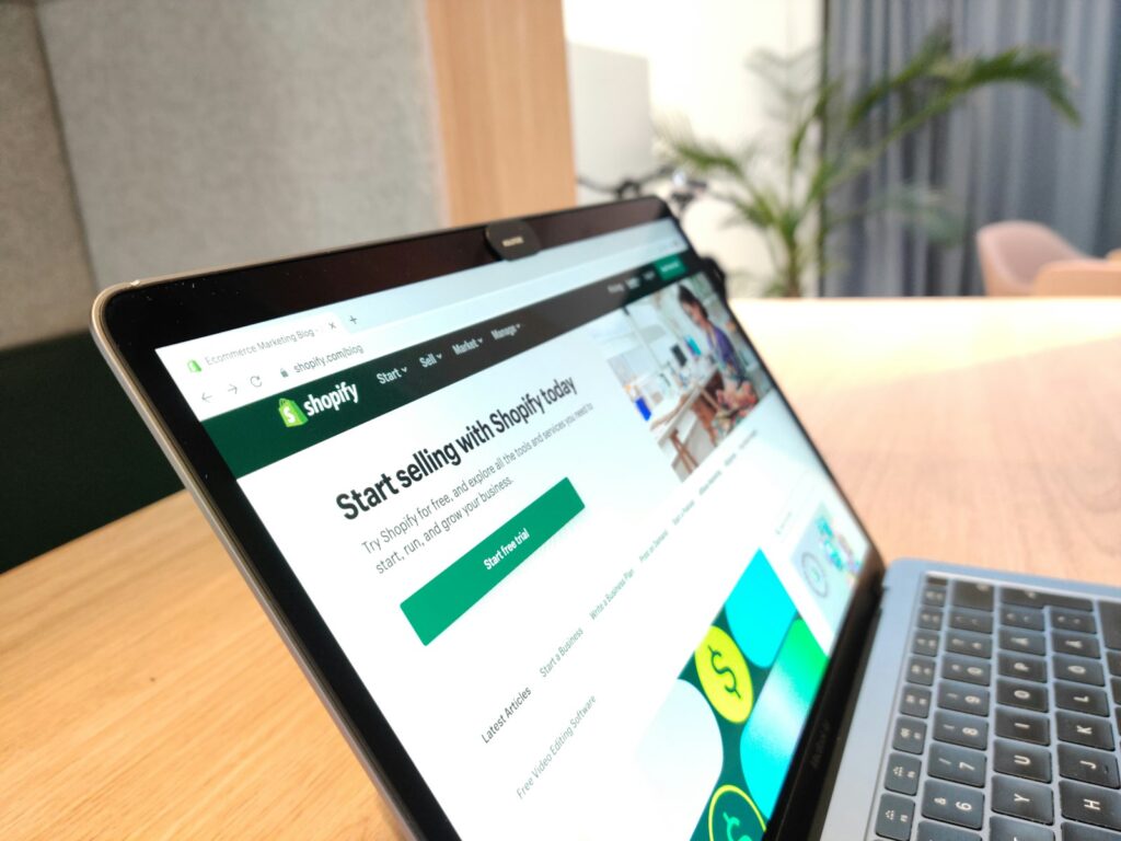 ChatGPT Shopping Optimierung: Laptop mit Website auf einem Schreibtisch