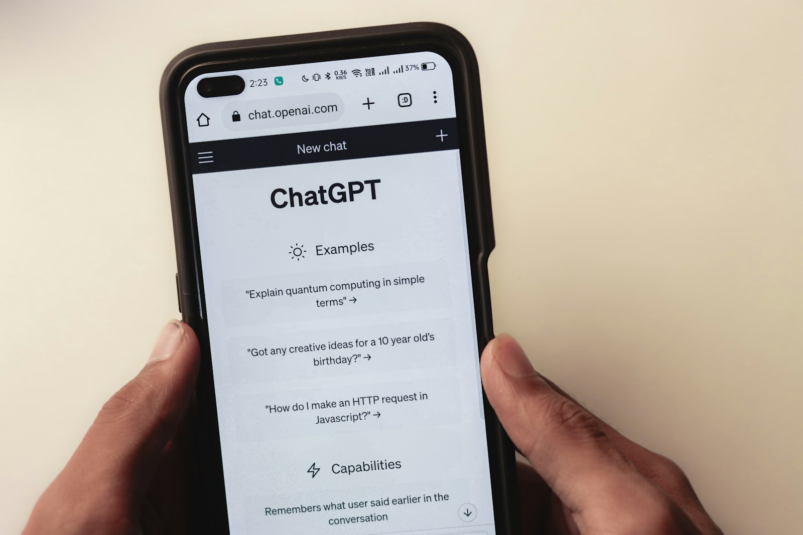GPTBot und ChatGPT: Smartphone mit geöffneter Chat-App