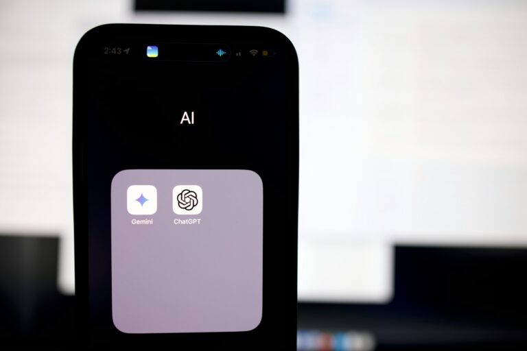 ChatGPT SEO: Smartphone mit einer KI-Taste