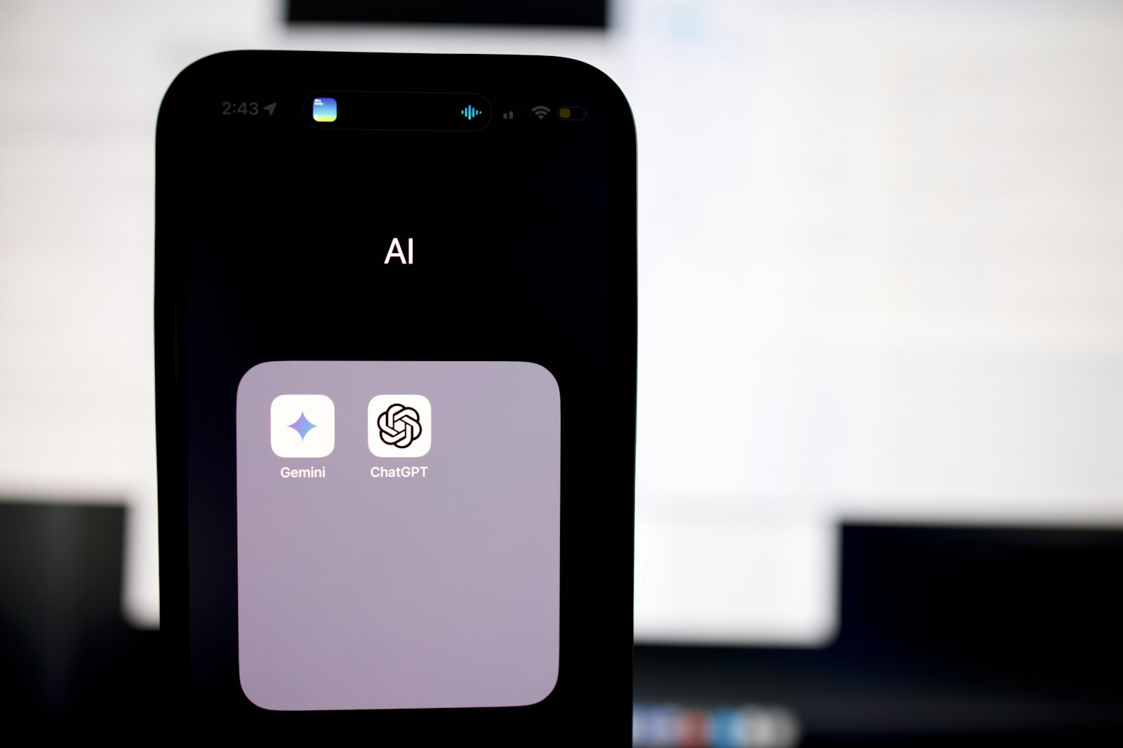 ChatGPT SEO: Smartphone mit einer KI-Taste