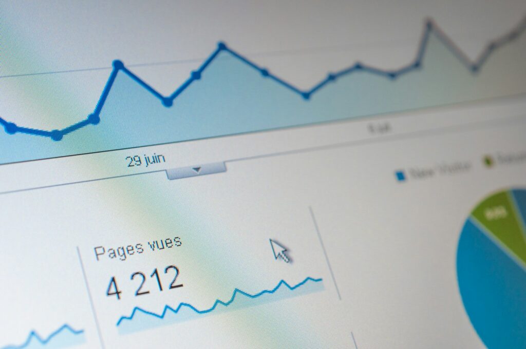 Marketing-Dashboard mit Liniendiagramm auf einem Computerbildschirm